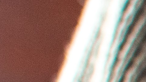 Sobre muestra a una persona sacando un cheque de estímulo, que es un alivio económico