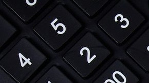 El acceso directo al mercado (DMA) describe el acceso directo a las instalaciones electrónicas y a los libros de órdenes de las bolsas del mercado financiero para ejecutar operaciones.