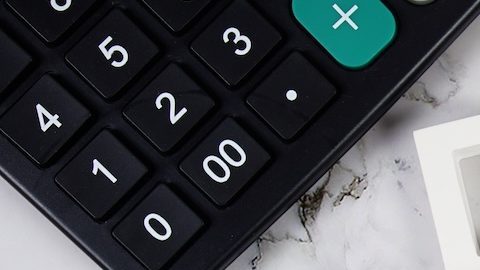El acceso directo al mercado (DMA) describe el acceso directo a las instalaciones electrónicas y a los libros de órdenes de las bolsas del mercado financiero para ejecutar operaciones.