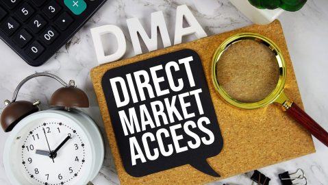 El acceso directo al mercado (DMA) describe el acceso directo a las instalaciones electrónicas y a los libros de órdenes de las bolsas del mercado financiero para ejecutar operaciones.