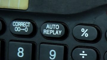 Una acción de centavo generalmente se refiere a las acciones de una pequeña empresa que se comercializan a menos de $5 por acción.