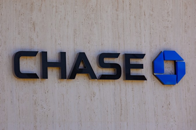 Existen algunas formas de evitar la tarifa nueva de Chase en sus cuentas Total Checking.