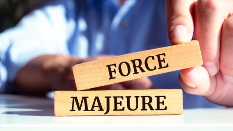 Las cláusulas de fuerza mayor generalmente cubren desastres naturales y catástrofes creadas por el ser humano.