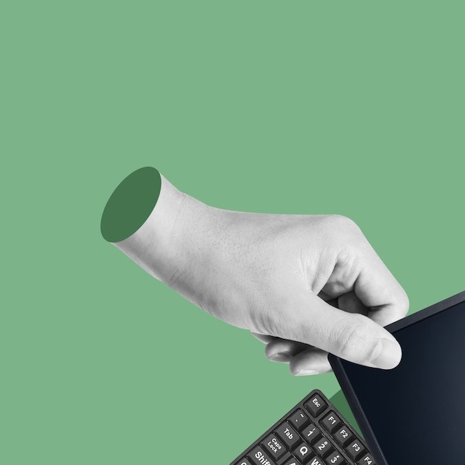 Cuando un teléfono, una computadora portátil u otro dispositivo electrónico termina en un vertedero, puede filtrar metales pesados y otros productos químicos dañinos en los sistemas de suelo y agua.