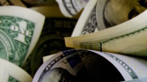 Una denominación define la unidad monetaria con la que se fijan los precios de los activos, valores y transacciones.