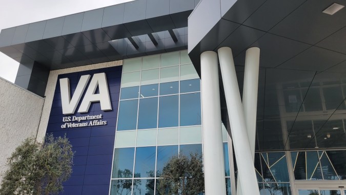 El VA asegura que cuenta con múltiples protecciones establecidas para garantizar que los recortes de personal no afecten la atención ni los beneficios de los veteranos.
