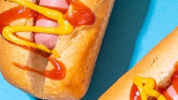 En el Día Nacional del Hot Dog muchos restaurantes y tiendas de conveniencia celebran ofreciendo ofertas y promociones especiales.