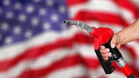 Además de un impuesto federal de 18.4 centavos por galón, la mayoría de los estados imponen múltiples impuestos y tarifas sobre un galón de gasolina.