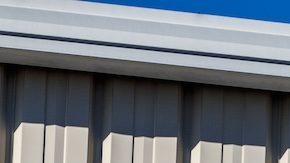 El plan de FedEx es cerrar dos instalaciones, una en Greensboro, Carolina del Norte, y otra en Omaha, Nebraska.