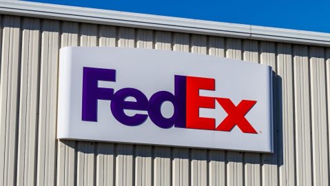 El plan de FedEx es cerrar dos instalaciones, una en Greensboro, Carolina del Norte, y otra en Omaha, Nebraska.