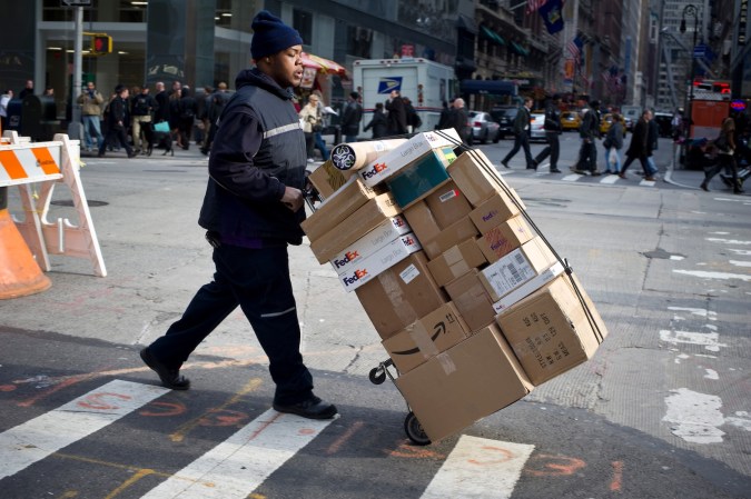FedEx tendrá reducción de plantilla en otras tres instalaciones, sumando el mayor número de empleados afectados de su nuevo recorte.