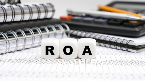 El ROA es una métrica comúnmente expresada como un porcentaje que compara los ingresos netos de una empresa con sus activos.
