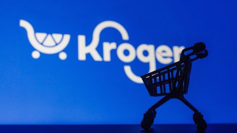 Kroger cuenta con su propio sitio web donde informa a sus cliente los productos retirados del mercado que se deben tirar y de los que se puede obtener un reembolso.