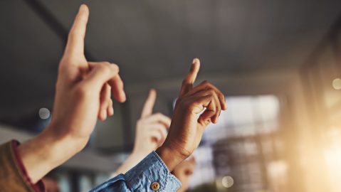 Las empresas que enfatizan la construcción de un ambiente laboral sólido observan niveles más altos de compromiso de los empleados.