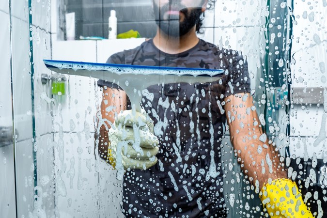 Conocido como @sparkclean.cs, el emprendedor latino muestra el detrás de cámaras de su negocio en California y los sacrificios que debe hacer para ganar $1,500 por limpieza profunda.