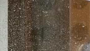 Con poco más de 7,500 seguidores en TikTok, un joven emprendedor latino en California ha demostrado que se puede ganar buen dinero limpiando casas.