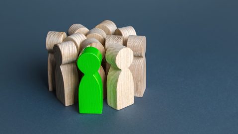 Una muestra es un subconjunto de individuos o elementos seleccionados de un grupo más grande que se utilizan en pruebas estadísticas cuando el tamaño de la población es demasiado grande.
