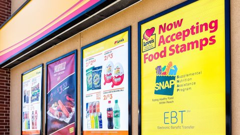Cada dólar gastado en SNAP genera $1.54 en beneficios para las economías locales, según una investigación de 2019 del Servicio de Investigación Económica del Departamento de Agricultura de EE.UU.