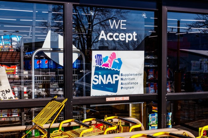 A partir del año fiscal 2028, es posible que se requiera que los estados paguen una parte de los costos de los beneficios alimentarios por primera vez en la historia de SNAP.