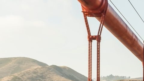 Aproximadamente dos tercios de los ingresos anuales por peajes se utilizan para mantener y operar el Puente Golden Gate.