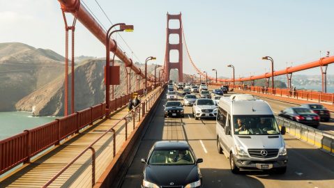 Aproximadamente dos tercios de los ingresos anuales por peajes se utilizan para mantener y operar el Puente Golden Gate.