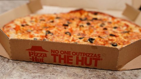 La pizza de $2 dólares de Pizza Hut es solo una de las diferentes ofertas que tiene la cadena de comida rápida.