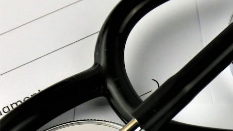 Las personas pueden contratar los servicios de un planificador de patrimonio o de un abogado para que les ayude a redactar o revisar un testamento vital.