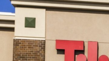 Si bien existen descuentos en línea, los precios exclusivos con etiqueta amarilla en las tiendas impulsan el tráfico peatonal, lo que refuerza el papel de TJ Maxx en la innovación minorista con precios reducidos.