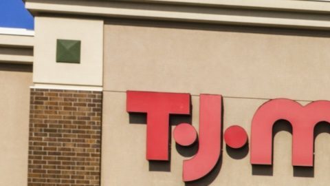 Si bien existen descuentos en línea, los precios exclusivos con etiqueta amarilla en las tiendas impulsan el tráfico peatonal, lo que refuerza el papel de TJ Maxx en la innovación minorista con precios reducidos.