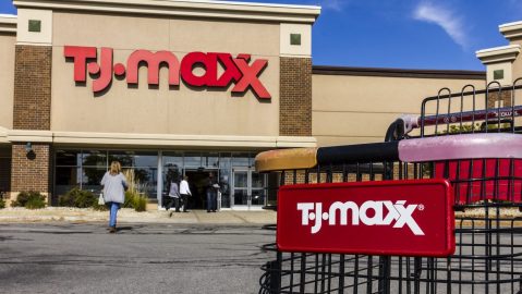 Si bien existen descuentos en línea, los precios exclusivos con etiqueta amarilla en las tiendas impulsan el tráfico peatonal, lo que refuerza el papel de TJ Maxx en la innovación minorista con precios reducidos.