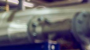 "Cuello azul" hace referencia a un tipo de trabajo que se realiza fuera de la oficina, a menudo con trabajo manual o habilidades comerciales.