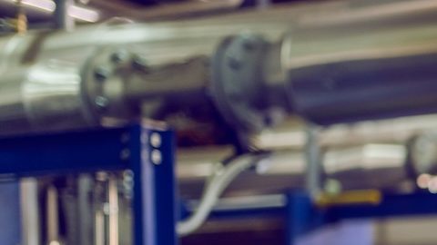"Cuello azul" hace referencia a un tipo de trabajo que se realiza fuera de la oficina, a menudo con trabajo manual o habilidades comerciales.