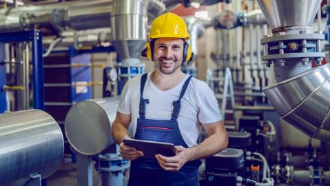 "Cuello azul" hace referencia a un tipo de trabajo que se realiza fuera de la oficina, a menudo con trabajo manual o habilidades comerciales.