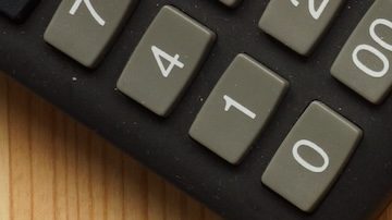 El TTM es una métrica financiera para los datos de desempeño de una empresa durante los últimos 12 meses consecutivos, brindando una visión más actualizada de su salud financiera que los informes anuales.