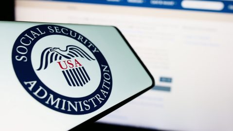 En enero de 2026 entrarán en vigor varios cambios en el Seguro Social que afectarán todo, desde los impuestos hasta los cheques de beneficios y las normas sobre la edad de jubilación completa (FRA).