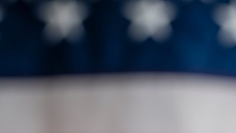 Una vez que alcances la edad de 73 años, el IRS requiere que realice distribuciones anuales mínimas de cuentas de jubilación que no sean Roth.