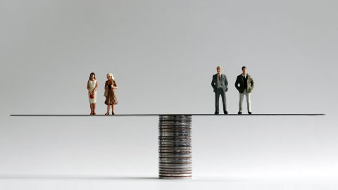 Las mujeres en Estados Unidos están tomando control de sus finanzas, pero todavía hay un obstáculo en su camino: la brecha salarial de género.