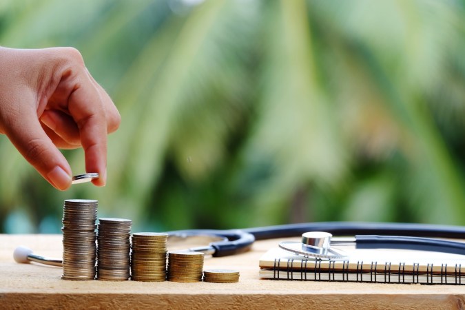 Los profesionales de la salud ganan más de $150,000 dólares en cinco ciudades de EE.UU.