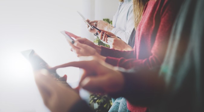 Los teléfonos de gama media son significativamente más baratos que los modelos insignia, lo que los hace más accesibles para una gama más amplia de consumidores.