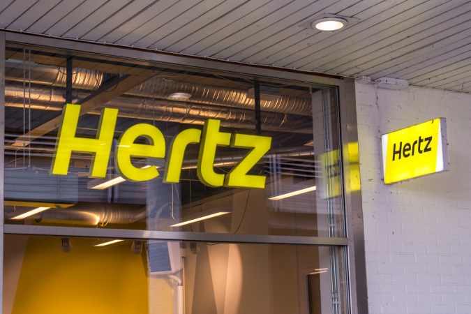Hertz, que cuenta con 11,000 oficinas de alquiler en 160 países, vende coches usados a través de su marca Hertz Car Sales.