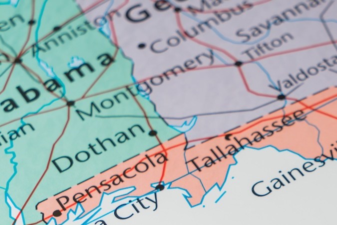 Hay dos tasas de salario mínimo diferentes en Florida: una para empleados sin propinas y otra para empleados con propinas.