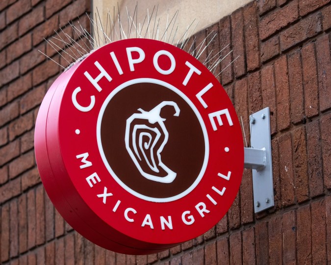 Este también es el primer año en que los clientes pueden jugar para ganar múltiples premios de comida, según Chipotle.