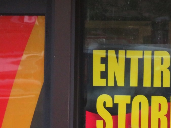 En algunos casos el cierre minorista se debe al bajo rendimiento de las tiendas en sí o como parte de un plan más grande de recuperación financiera.