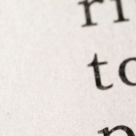 La colusión ocurre cuando entidades o individuos trabajan juntos para influir en un mercado o en los precios para su beneficio.