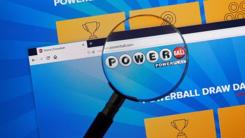 Puedes jugar al Powerball desde $2 dólares y sumar un dólar más para multiplicar los premios que no sean jackpot por 2, 3, 4, 5 o 10 veces.