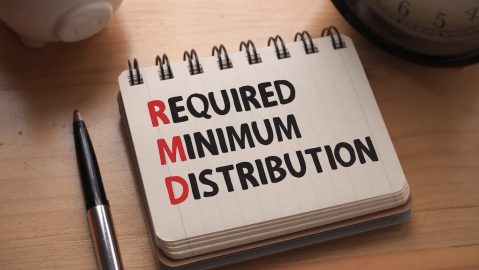 La distribución mínima requerida (RMD) es la cantidad mínima que debes retirar de tu cuenta de jubilación después de cierta edad para evitar una multa fiscal.