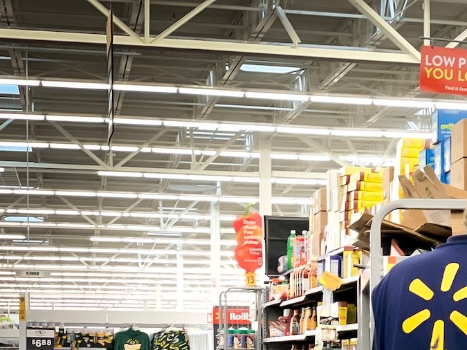 Donna Morris, directora de personal de Walmart, dijo que la reducción de precios ampliada para empleados entra en vigor de inmediato.