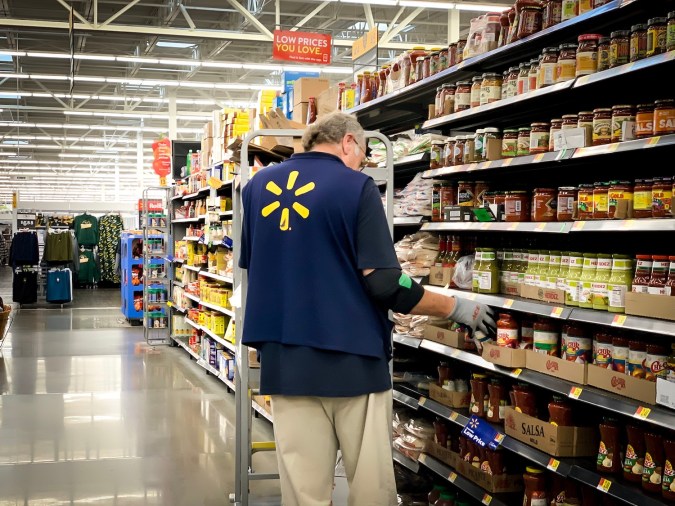 Donna Morris, directora de personal de Walmart, dijo que la reducción de precios ampliada para empleados entra en vigor de inmediato.