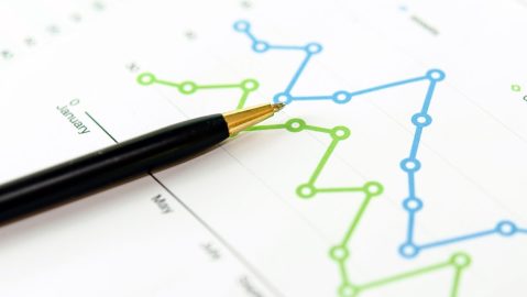 Un gráfico de líneas conecta puntos de datos individuales que muestran valores cuantitativos durante un intervalo específico.