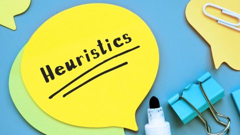 Las heurísticas son atajos mentales para resolver problemas de forma rápida y produciendo un resultado lo suficientemente suficiente como para ser útil dadas las limitaciones de tiempo.
